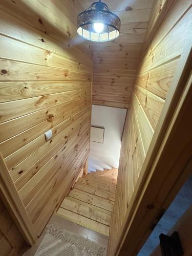 an overhead view of a wooden cabin with a staircase at Dom Pod Niebem in Świętajno