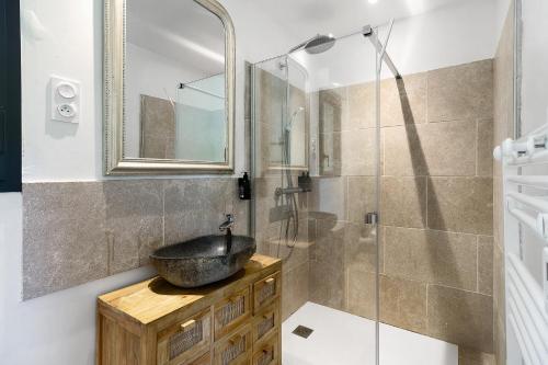 a bathroom with a sink and a shower at Cabane Spa-Truffiers-Proche Sarlat in Jayac