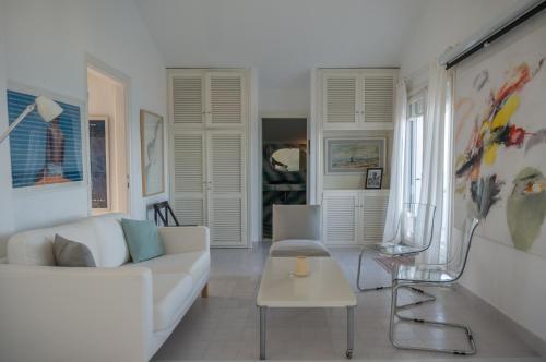 ein Wohnzimmer mit einem weißen Sofa und einem Tisch in der Unterkunft Blue Horizon 3 in Chalkidiki in Chaniotis