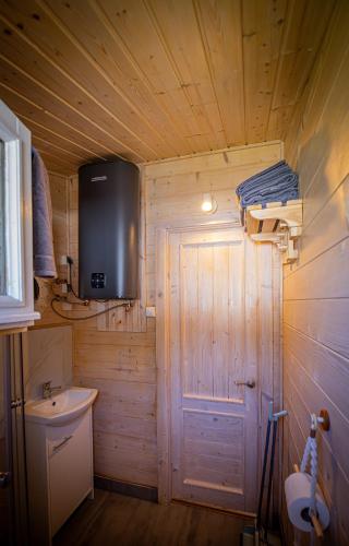 a small bathroom with a toilet and a sink at Domki Między Wodami in Kołczewo