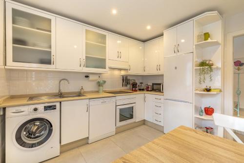 Chic Dream Home, Rooftop BBQ, 9 Pools, Golf Views photo 13