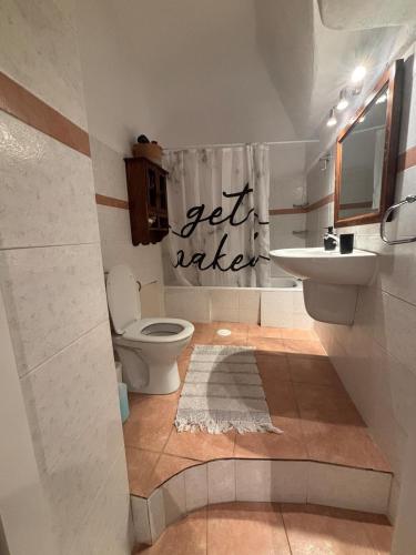 ein Badezimmer mit Toilette und Waschbecken in der Unterkunft Argo Studio! in Vóthon