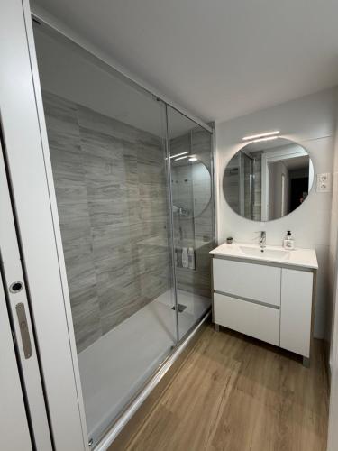 a bathroom with a shower and a sink at Piso 3 habitaciones 2 baños Auditorio Manises Valencia in Manises
