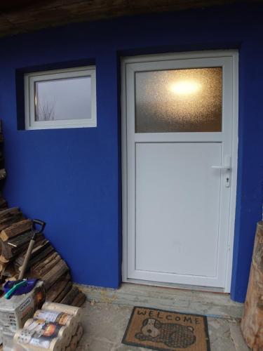 a blue room with a door and a window at Blaues Häuschen in Gössendorf