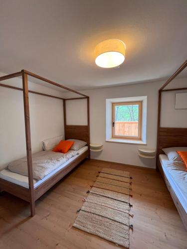 a bedroom with two bunk beds and a window at Mitteraubach in Jandelsbrunn