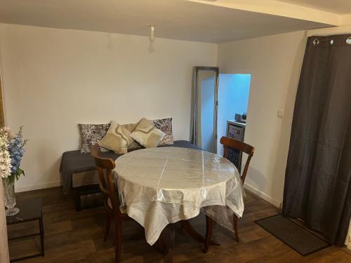 Logement aménagé au sous-sol avec coin jardin au centre d Arcachon