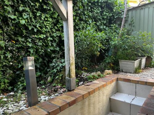 Logement aménagé au sous-sol avec coin jardin au centre d Arcachon