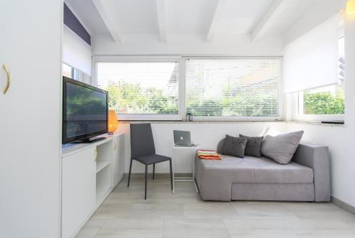 Televízia a/alebo spoločenská miestnosť v ubytovaní Apartments Aida