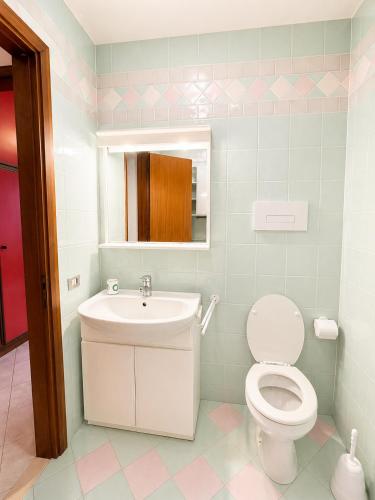 a bathroom with a toilet and a sink at Appartamento Eunoia I TerraceParking&AC in Lignano Sabbiadoro