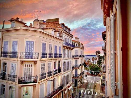 Palais Festivals 500 meters Marche Forvile Beach AC