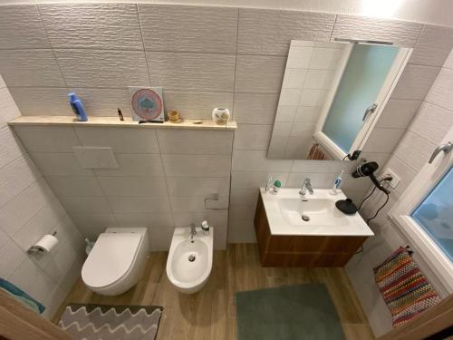 a small bathroom with a toilet and a sink at Domu de Ziu Peppino in Sìnnai