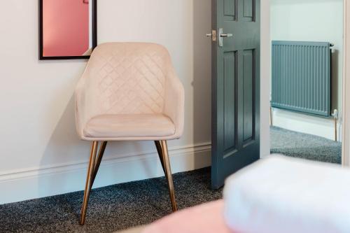 Charming Victorian Terrace near City with Free Parking photo 19