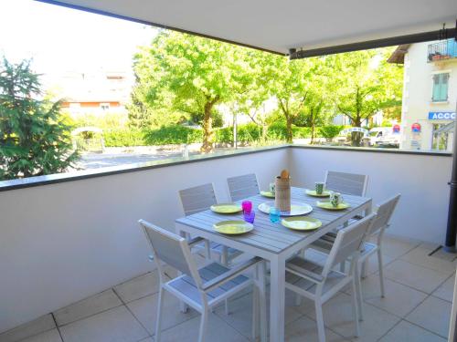 d'une table bleue et de chaises sur un balcon avec vue. dans l'établissement Le janua - Accort, à Annecy