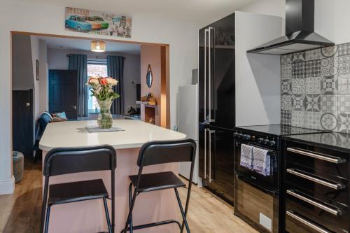 Charming Victorian Terrace near City with Free Parking photo 13