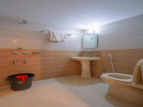ein Badezimmer mit Toilette und Waschbecken in der Unterkunft Sylhet Hotel Grand Usman in Sylhet