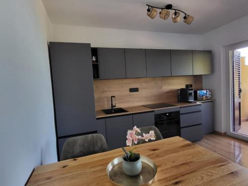 eine Küche mit einem Holztisch und einem Esszimmer in der Unterkunft Apartment Biondić in Starigrad