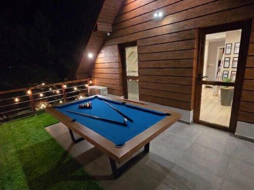 a pool table in the middle of a room at Przystań Świerkowa 14 - Komfortowy Dom blisko Zamku Ćmielów i Bałtowa in Ostrowiec Świętokrzyski