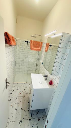 a white bathroom with a sink and a shower at SUPERBE maison, rénovée port de Carro -terrasse,calme & lumière in Martigues