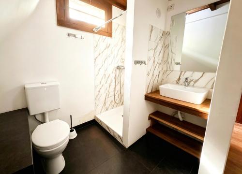 a bathroom with a toilet and a sink at ECO-POR in Rio do Ouro