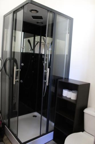 une douche avec une cabine en verre dans une salle de bain dans l'établissement Etablissements Coulon - Begles, à Bègles