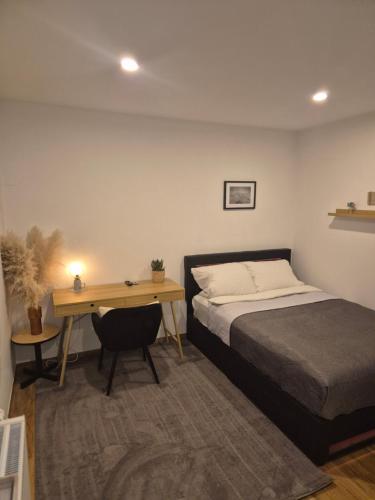 a bedroom with a bed and a desk and a desk at Treuberg Rooms - Cuxhaven Northside in Cuxhaven