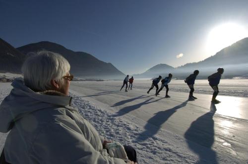 a group of people skateboarding on the beach at Ferienwohnungen Knaller-Möd in Weissensee