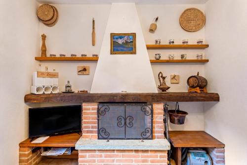 Casa Lara: Cosy Alpine Home Near Lugano + Garden (Sleeps 5) - Happy Rentals