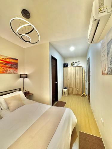 a bedroom with a large white bed in a room at Entire House with Parking, Full Kitchen and Near SRP, Seaside and Nustar in Talisay