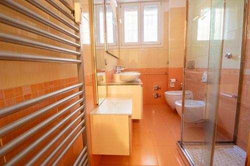 a bathroom with two sinks and a toilet at B&B Casalecchio Appartamento privato in Casalecchio di Reno