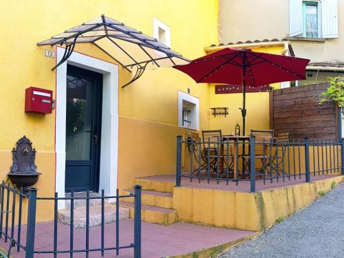 Gîte 9 personnes en Provence Verte ,Vallon des Carmes à pied, Terrasse, Clim, Linge inclus, Jeux et borne arcade au calme