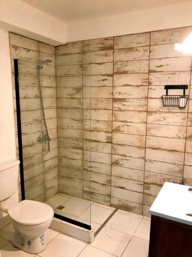 a bathroom with a shower and a toilet at Hospedaje Las Moreras-Vaqueros in Vaqueros