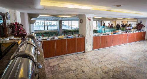 クシャダスにあるデリジ ホテルの建物内のビュッフェ式レストラン