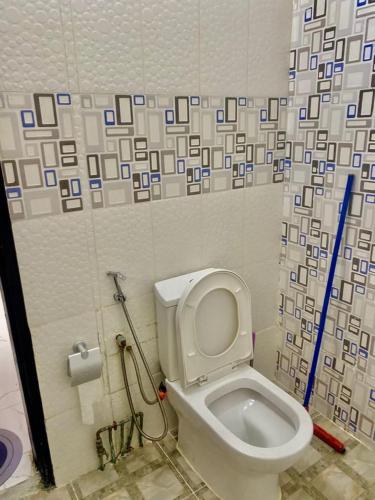 a bathroom with a toilet and a shower curtain at CHAMBREs SALON MEUBLÉ HD in Yamoussoukro