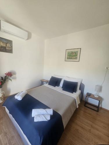 Rooms with a parking space Novi Vinodolski - 21509