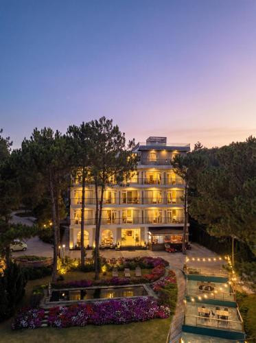 a hotel building with lights in the night at Romeo & Juliet's Hồ Tuyền Lâm Dalat in Da Lat