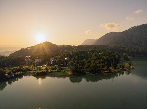 an island in the middle of a lake at sunset at Romeo & Juliet's Hồ Tuyền Lâm Dalat in Da Lat