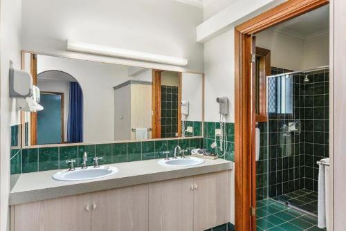a bathroom with two sinks and a large mirror at Comfort Inn The Lakes in Mount Gambier