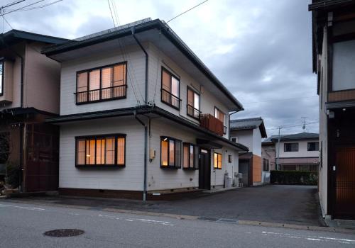 Abode Ojinmachi - Spacious Home Near Old Town with Free Parking for 3 Cars