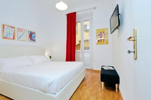 ローマにあるCozy Borgo - My Extra Homeのベッドルーム(白いベッド1台、赤いカーテン付)