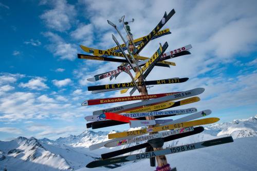 a directional sign on top of a snow covered mountain at Apart Garni Elfrieda in Ischgl