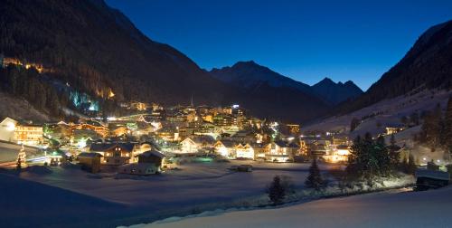 a small town in the mountains at night at Apart Garni Elfrieda in Ischgl