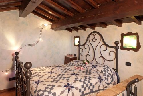een slaapkamer met een zwart-wit bed in een kamer bij Torre del Drago in Borgo alla Collina
