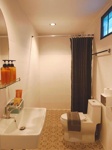 a bathroom with a toilet and a sink at Elevated Bungalow House 5 min from the beach 3-6 in Nathon Bay