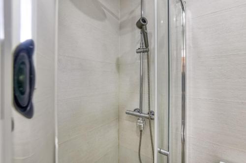 a shower in a bathroom with a glass door at Apto Nidos cerca de la playa in L'Escala