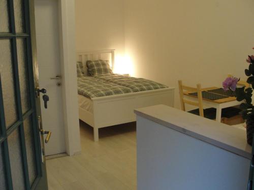 Giường trong phòng chung tại Studio apartment - Green door