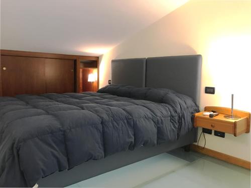 een slaapkamer met een groot bed met een houten hoofdeinde bij Palazzo Gallo in Palermo