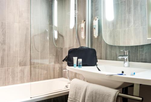a bathroom with a sink and a toilet and a shower at ibis Bordeaux Centre Gare Saint Jean Euratlantique in Bordeaux
