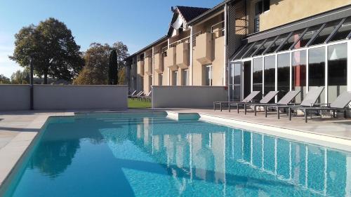 Swimming pool sa o malapit sa Les Secrets Château Pey La Tour - LOGIS HOTELS