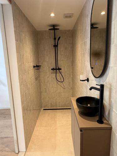 a bathroom with a sink and a mirror at De groene salon in Broek in Waterland