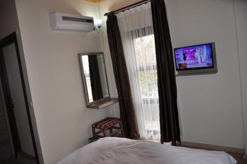 TV a/nebo společenská místnost v ubytování SunAnatolia Otel